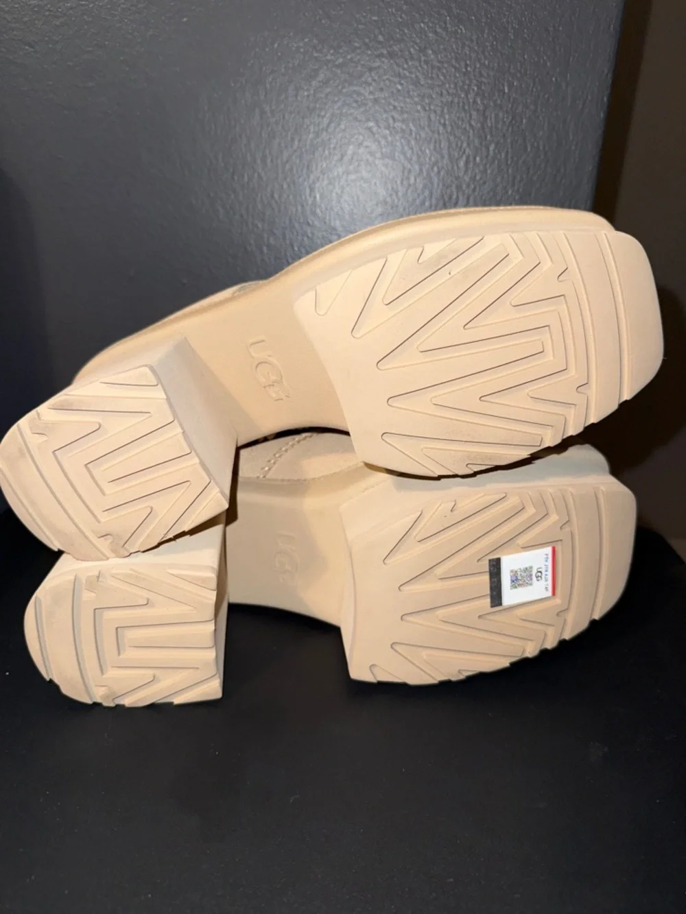 UGG New Heights Women's Tan Platform Sandal Heels 10 ( or 11 Fits Big)